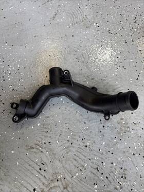 Allmakes 4x4/britpart Lr050934 Land Range Rover Sport Lr4 Supercharge Thermostat Top Crossover Tube Pipe New