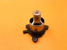 0p2-121-115-c Bentley 19-24 Audi Sq7 Bentayga Porsche Cayenne Thermostat Assembly Oem
