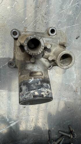 A4712033231 Detroit Diesel Egr Cooler Dd13 Thermostat Housingp/n Dc Freightliner