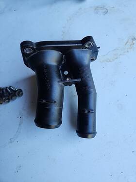 Be8z-859z Ford 2011-19 Fiesta 1.6 Non Turbo Thermostat Housing Mount Oem