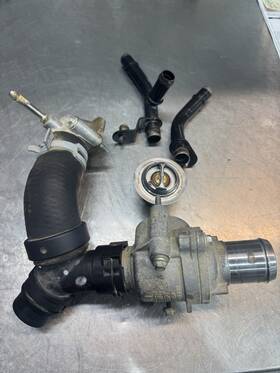 Bl3z-8a586-a Ford 5.0 Coyote Thermostat Housing With New And Heater Outlets