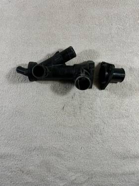 Yl8e-8a587-ac Ford 04 Escape 3.0l V6 Thermostat Housing And Water Flange Pipe Oem