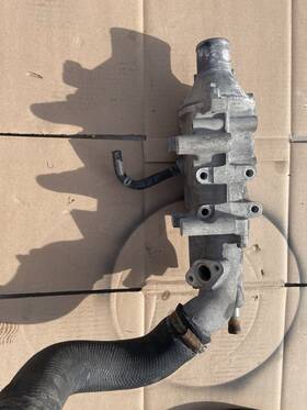 Hino 163011859b 2006 268 J08e Engine Thermostat Housing Water Outlet