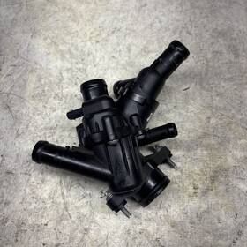 Mercedes-benz A1332000382 2014-2019 Cla45 Amg C117 2.0l Engine Coolant Thermostat Housing Oem