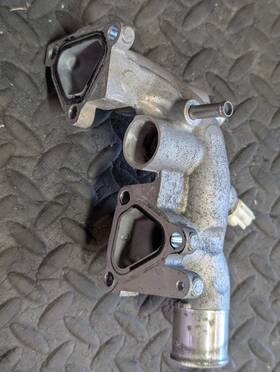16331-31020 Toyota Genuine 2gr-fe 3.5l V6 Engine Coolant Water Outlet Manifold Block Oem