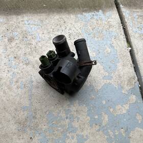 021121121d Volkswagen 99-03 Vw Eurovan T4 2.8l Radiator Coolant Thermostat Housing Oem